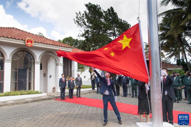 지난달 31일(현지시간) 니카라과의 수도 마나과에서 열린 중국 대사관 재개관식에서 중국 국기인 오성홍기가 펄럭이고 있다. 신화통신 홈페이지