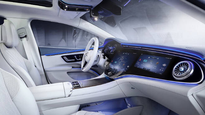 LG전자 인포테인먼트 시스템이 탑재된 프리미엄 전기차 세단 2022년형 EQS의 차량 내부 모습. [사진 제공 = LG전자]