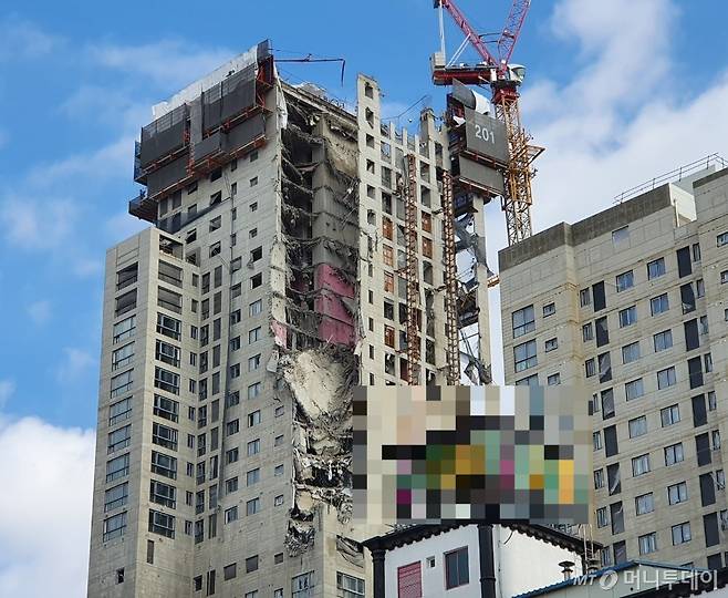 12일 광주 서구 화정동 현대산업개발 아이파크 건설현장 모습. 아파트 외벽이 붕괴돼 있다. / 사진 = 홍재영 기자