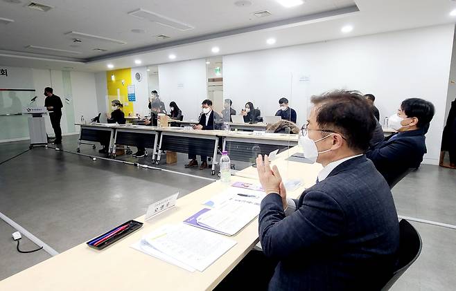 오영우 문체부 2차관이 미래지향적인 관광벤처 에이유 김백현 대표의 사업 설명을 청취한 뒤 박수를 보내고 있다.