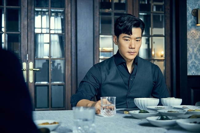 The City of the Duke Kim Kang-woos pride is trampled on.In the JTBC drama City of the Duke (playplay by Son Se-dong/director Jeon Chang-geun/production High Story D & C, JTBC Studio), which is broadcast on January 12, Jung Joon-hyuk (played by Kim Kang-woo) is attacked by his brother Lee Joo-yeon (played by Kim Ji Hyun), and is subject to a shame of being self-esteem.Currently, the interest of Jeong Jae-gye, including Sung Jin-ga, is focused on making President Jung Jun-hyuk.There is a growing interest in whether Jung Jun-hyuk, who has been tagged as an out-of-wedlock since his birth, will be able to climb to the presidential seat through the anchor of the station signboard.As the spotlight poured on him, Lee Joo-yeons anger and resentment toward Jung Jun-hyuk and Yoon Jae-hee (Su-ae) grew.Lee Joo-yeon is generally a puppet of his mother Seo Han-sook (Kim Mi-sook), and disapproves of her husband, Jung Jun-il (Kim Young-jae), who is a shadow without revealing any will.So she did not like the current situation of returning to the center of Jung Jun-hyuk, and she was seeing the opportunity to touch her sister and her wife.