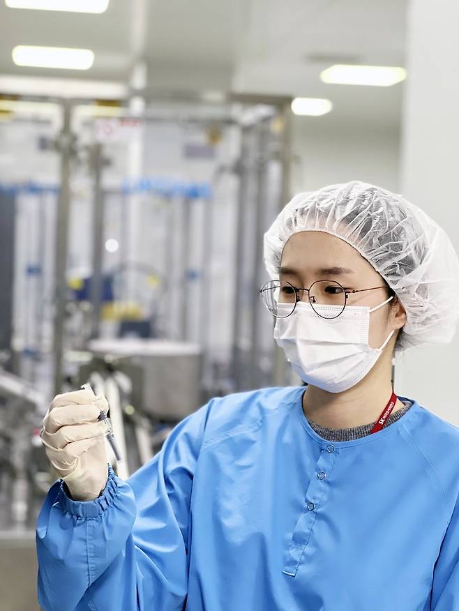 SK바이오사이언스 직원이 안동 L하우스에서 생산된 뉴백소비드를 확인하고 있다. (사진=SK바이오사이언스 제공) *재판매 및 DB 금지