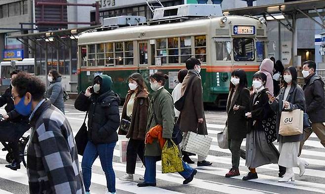 지난 6일 일본 서부 히로시마에서 마스크를 쓴 시민들이 길을 건너고 있다. AP뉴시스