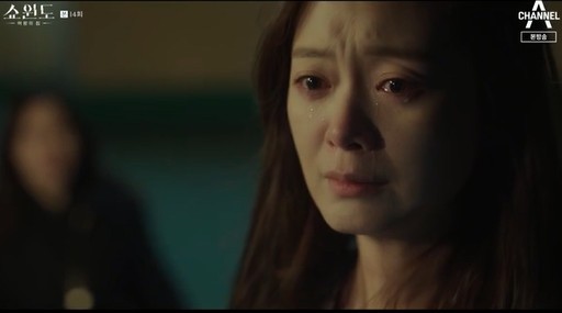 The real criminal who stabbed Jeon So-min, the house of Queen Showwindo, was shocked by Lee Sung-jae.So Song Yoon-ah and Jeon So-min joined hands to make Lee Sung-jae the Punisher.In Channel As House of the Showwindo, which aired on the 11th, the culprit who stabbed Yoon Mi-ra was revealed as Lee Sung-jae.Tae Yong (Park Sang-hoon), the son of Han Sun-joo (Song Yoon-ah), confessed to being the culprit who stabbed Yoon Mi-ra, but Detective (Kim Byung-ok) mentioned that there was a loophole in his confession.Detective said, The knife that stabbed Mr. Yoonmira is a thicker and bigger knife. What happened? Tae-yong replied, I dont know.Shin said, Dont worry too much. Tae-yong is a law-abiding boy. Hes not going to prison or anything.I will not have a criminal record, and Han Sun-ju said, Do you really think you stabbed Yoon Mi-ra? Han said, Our Tae-yong is not such a child. Han said, Why are you defining our Tae-yong as a criminal? Han said to Tae-yong, I do not believe you stabbed him.Tell me why you are lying. But Tae Yong did not change the word that he was the perpetrator.In the meantime, Han Sun-joo recalled that her husband Shin Myung-seop had lost his rinsing chip in the middle, and found that he had wrapped a knife with a rinsing chip and hid it in the house.At that time, Shin Myung-seop was drawn to find Yoon Mi-ras room, and Shin Myung-seop showed an eerie appearance to kill Yoon Mi-ra by stopping the operation of Yoon Mi-ras oxygen respirator.Shin Myung-seop showed the evil persons face by saying, Please go for me. Shin Myung-seop, who returned home, hid his wrapped knife with a rinsing cloth.On this day, Han Sun-ju followed Yoon Mi-ra from the hospital room with Fade to Black, and Yoon Mi-ra was listening to Shin Myung-seops voice to kill him and learned his sincerity.Yoon Mi-ra turned to the roof blankly.Then, the situation between Yoon Mi-ra and Shin Myung-seop was revealed at the time of the Remind Wedding.Shin Myeong-seop, who found Yun Mi-ra at the house at the time, said, Why are you here to be in the United States? Yoon Mi-ra said, I did not go from the beginning. I do not intend to go anywhere without you.Im the one whos here. He said he would hand over the original copy of his line gallery transaction to Han Seon-ju, and said, If you hand it over, youll declare divorce.Shin Myung-seop, who is in a situation where his ambitions will be frustrated, said, Lets start with me again. If we join together, we can catch up with Rahen soon.Im going to go out and bring it to Han Sun-joo. So Shin hit Yoon Mi-ra on the cheek, dried her angry Yun Mi-ra, and finally stabbed her.Yoon Mi-ra, who is trembling in betrayal and pain, and Shin Myung-seop, who hides his crime coldly.Yoon Mi-ra, who came up on the roof, tried to make an extreme choice by recalling the people of Shin Myung-seop who loved him.Youre going to end it with my brothers death, too? Id be wrong, Id be wrong, Id die, Id be wrong.Shin Myung-seop, who heard that Yoon Mi-ra had found the ceremony, headed to the hospital with a heavy step.After a while, Yoon Mi-ra, who called Detectives and Shin Myung-seop together, said, I remember who stabbed me with a knife on the wedding day of the Remind wedding day.While Yoon Mi-ra confessed to her own play, Yoon Mi-ra continued to perform memory loss and deceived Shin Myung-seop as the criminal is Tae-yong? You can not make a criminal.Also on this day, Tae-hee (Shin Lee-joon) asked Tae-yong to confess to save Han Sun-joo, and it was revealed that Tae-yong had made a fade to black appearance of his father Shin Myung-seop stabbing Yoon Mi-ra.Yoon Mi-ra, who realized that Shin Myung-seop did not love him, and Han Sun-joo, who was angry at Shin Myung-seops people, said, Now you and I will finish it.Shin Myung-seop and took a hand to make Shin Myung-seop the Punisher.It is noteworthy how the two people who were betrayed by Shin Myung-seop will go to the cider The Punisher.