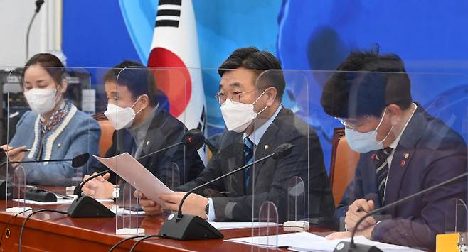 윤호중(오른쪽 두 번째) 더불어민주당 원내대표가 13일 오전 국회에서 열린 정책조정회의에서 발언하고 있다. (사진=국회사진기자단)