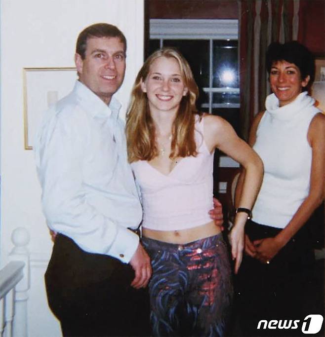 2021년 8월 9일(현지시간) 미국 뉴욕 남부 지방 법원이 공개한 2001년 당시 앤드루 왕자(왼쪽)와 원고 주프리(중앙), 길레인 맥스웰(오른쪽) © AFP=뉴스1 © News1 김지현 기자