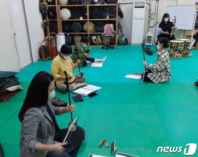 성남시 1인 가구 5명으로 구성된 ‘두줄소리’ 동아리의 활동 모습.(성남시 제공) © News1