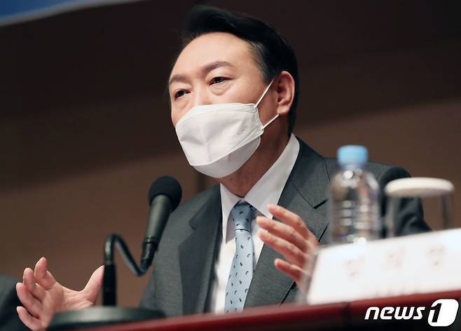 윤석열 국민의힘 대선후보가 13일 오전 서울 중구 프레스센터에서 열린 한국행정학회·한국정책학회 주최 대통령선거 후보자초청 대토론회에서 참석자의 질문에 답변하고 있다. 2022.1.13/뉴스1 © News1 국회사진취재단