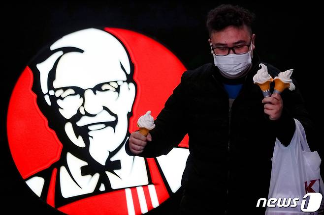한 남성이 2020년 2월 21일(현지시간) 중국 상하이 시내에 있는 KFC 에서 제품을 산 뒤 매장을 나서고 있다. © 로이터=뉴스1 © News1 김지현 기자