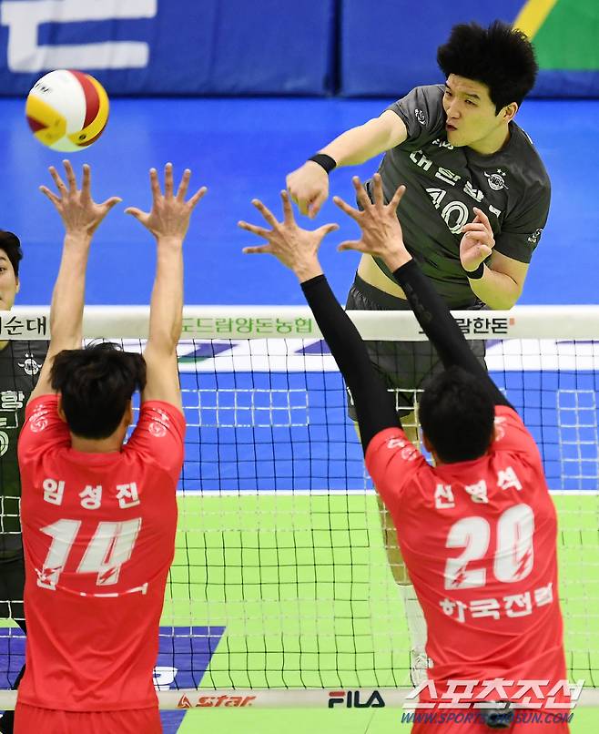 2021-2022 V리그 남자부 한국전력과 대한항공의 경기가 13일 수원실내체육관에서 열렸다. 대한항공 정지석이 블로킹을 피해 공격을 시도하고 있다. 수원=박재만 기자 pjm@sportschosun.com/2022.01.13/