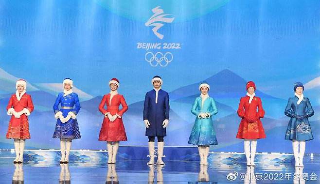 베이징올림픽 조직위원회가 1월초 발표한 세 가지 시상식 복장. /중국 인터넷