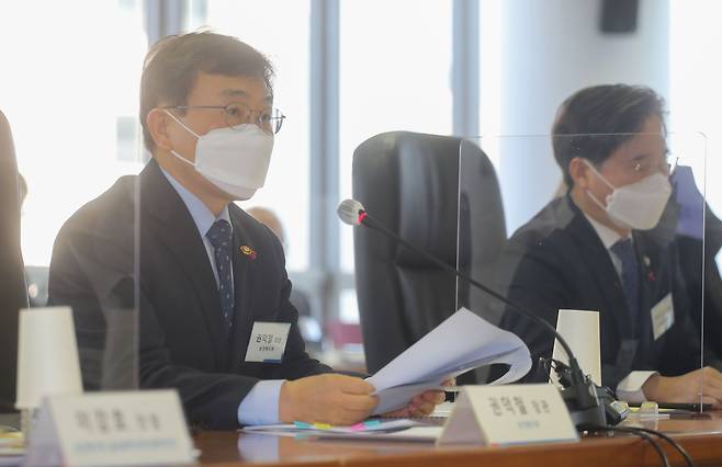 권덕철 보건복지부 장관이 13일 오전 서울 서초구 대한무역투자진흥공사(KOTRA)에서 열린 보건복지부-산업통상자원부 공동 주재 백신·원부자재 기업투자 촉진회의 및 제1차 10대 유관기관장 협의체 협력회의에서 인사말을 하고 있다./연합뉴스