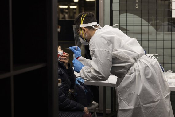 지난달 30일(현지시간) 미국 뉴욕의 타임스퀘어 지하철역에서 의료진이 코로나19 검사를 진행하고 있다.AP뉴시스