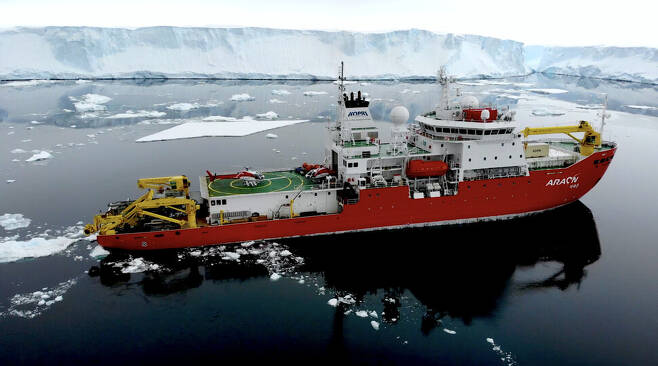 서남극 스웨이트 빙하 인근 지역을 탐사 중인 쇄빙연구선 아라온호. 극지연구소 제공