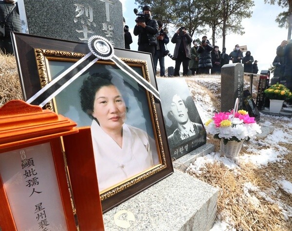 지난 11일 광주 망월동 민족민주열사묘역(5·18 구묘역)에서 고 배은심 어머니의 사회장 행렬이 아들 이한열 열사의 묘를 돌고 있다. 연합뉴스