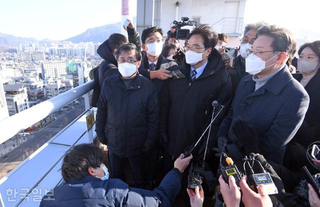 이재명(앞줄 오른쪽) 더불어민주당 대선후보가 13일 서울 노원구의 한 건물에 올라 노후 아파트 단지를 둘러보고 있다. 오대근 기자