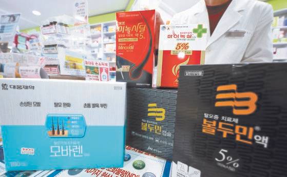 지난 6일 서울 종로구의 한 약국에 판매 중인 탈모 치료제들이 놓여 있다. [연합뉴스]