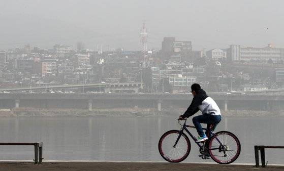 서울에 황사·미세먼지 경보와 초미세먼지 주의보가 동시에 내려진 지난해 3월 29일 서울 서초구 반포한강공원에서 시민이 자전거를 타고 있다. 뉴스1