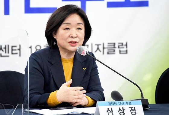 심상정 정의당 대선후보가 12일 서울 중구 프레스센터에서 열린 한국기자협회 초청토론회에서 패널들의 질문에 답하고 있다.