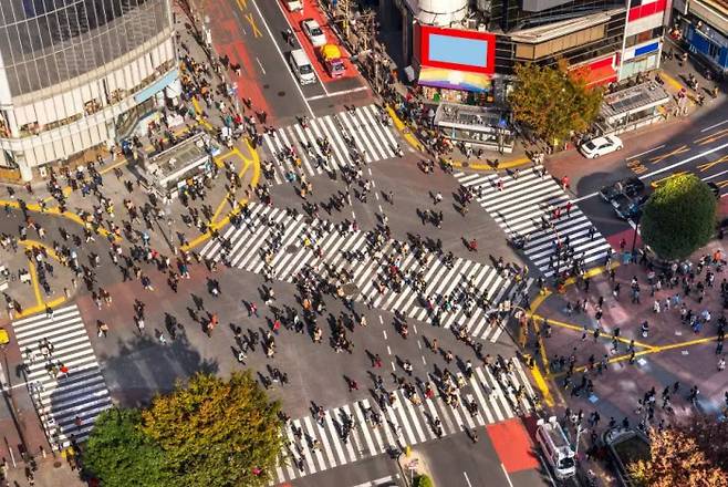일본 도쿄도 시부야구 시부야역 앞에 설치된 스크램블 교차로. 보행 신호 1회 당 최대 3000명이 한꺼번에 길을 건넌다. 출처|도쿄도  공식 관광 페이지(GOTOKYO)