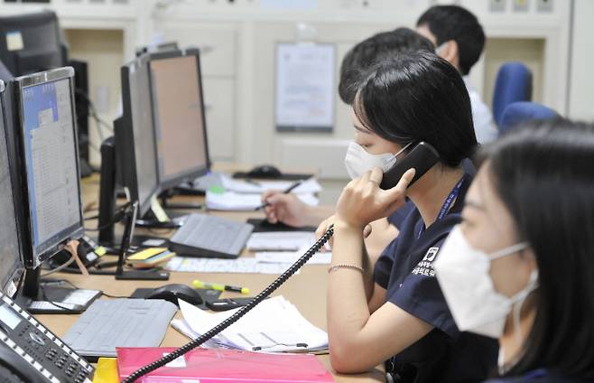 13일 서울의료원 재택치료관리상황실에서 의료진이 재택치료 환자와 통화를 하고 있다. 보건복지부 제공
