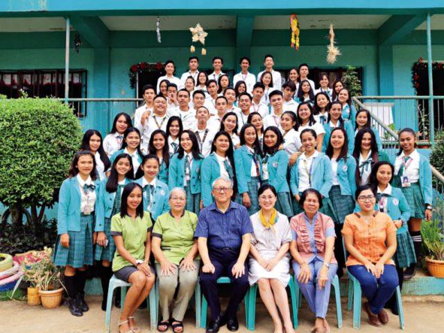 함영용(앞줄 왼쪽 세 번째) 총신대 교수·이석재(네 번째) 권사 부부가 2019년 필리핀 가모티스 힐사이드 아카데미에서 졸업생 및 교직원들과 기념 촬영을 하고 있다. 함영용 교수 제공