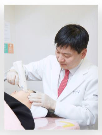 이상준 강남·분당 아름다운나라피부과 콜라겐센터 대표원장이 프로파운드를 이용한 비수술 거상술을 시행하고 있다.