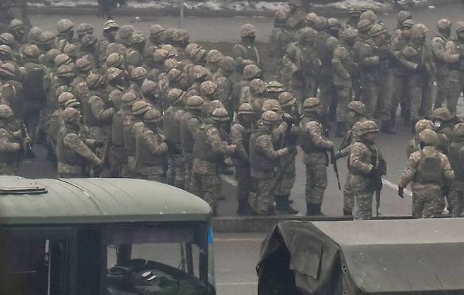 카즈흐스탄 알마티에서 시위대 진압 작전을 수행하는 군인들 (사진 : 타스 통신) 2022.01.07. *재판매 및 DB 금지