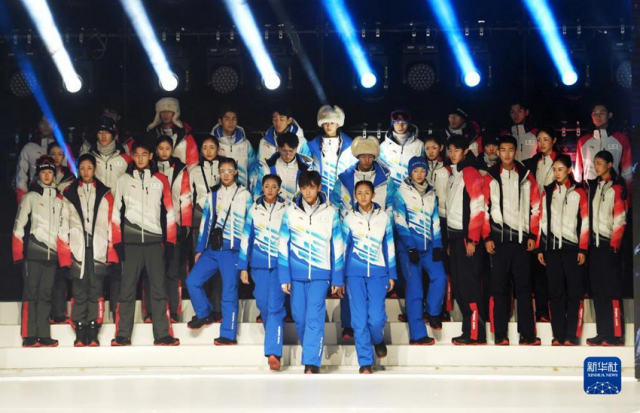 베이징 동계올림픽 관계자들의 유니폼을 입은 모델들. /신화망