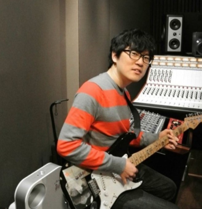 A judge gave a goodwill to Jung Babi (real name Jung Dae-wook and 42), a member of the indie band fall vacation who was handed over to trial for assaulting a woman he was dating and filming Illegal, and controversy erupted.The Seoul National League West District Court held the first trial of Jung Babi, who was handed over to trial on charges of violating the Sexual Violence Punishment Act.Previously, Jung Babi was handed over to trial in July 2019 for allegedly filming the body part of a woman who was an aspiring singer and lover in her 20s, and the woman appealed for damage and made an extreme choice in April of the following year.On the same day, Jung Babi appeared at the first hearing with a firm expression. Jung Babis lawyer admitted the video shooting but claimed that he had obtained the consent of the other party.He also admitted only a portion of the allegations of assault.At the end of the trial, however, the questions and remarks made by the judge of the chief judge to Jung Babi became controversial.The judge asked Jung Babi what kind of music he wrote, and Jung Babi said he was popular music and worked mainly on the underground.The judge said, Do you have a representative song among the songs we know? He asked again, I liked music and asked me. Make a lot of good songs.It was confirmed that there were the bereaved families of the deceased Victims in court at the time; the bereaved side criticized the judges comments after the hearing, calling them inappropriate.Victims father said, It seems to be trying to proceed from the investigation agency to the court in the position of the perpetrator.However, the Seoul National League West District Court said it did not plan to issue an official position or explain it.Meanwhile, Jung Babis next trial will be held at 3 pm on March 23.
