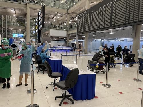 방콕 수완나품 공항 입국장을 나서는 승객들. 2021.11.2 [방콕=김남권 특파원] [2021.11.03 송고]