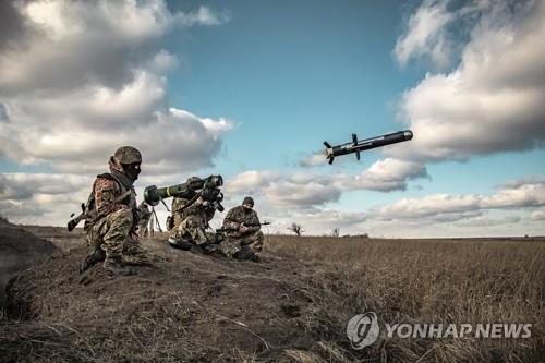 러시아와 긴장 속 대전차 미사일 발사 훈련하는 우크라이나군 [AP 연합뉴스 자료사진. 재판매 및 DB 금지]