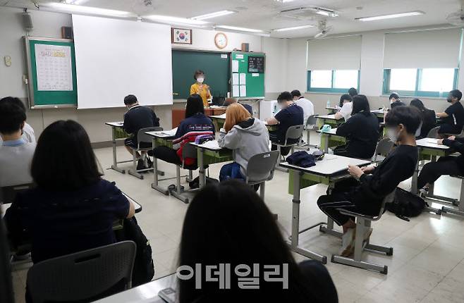 지난해 9월 교육부가 발표한 2학기 학사운영방안에 따라 서울의 한 고등학교에서 1학년 학생들이 수업을 하고 있다.(사진=뉴시스)