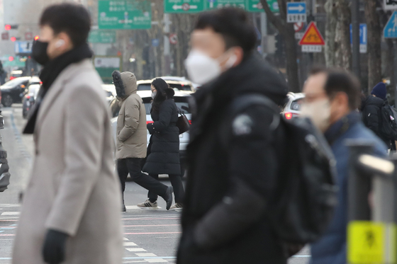 지난 5일 오전 출근시간 시민들이 서울 세종대로사거리를 걷고 있다. 〈사진=연합뉴스〉