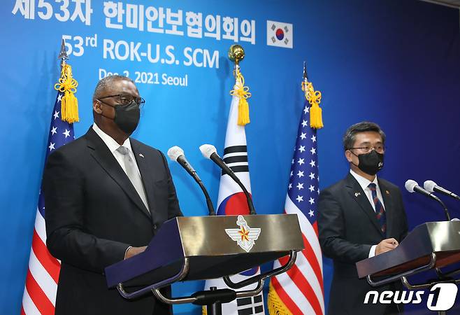 서욱 국방부 장관(오른쪽)과 로이드 오스틴 미국 국방장관. 2021.12.2/뉴스1 © News1 사진공동취재단