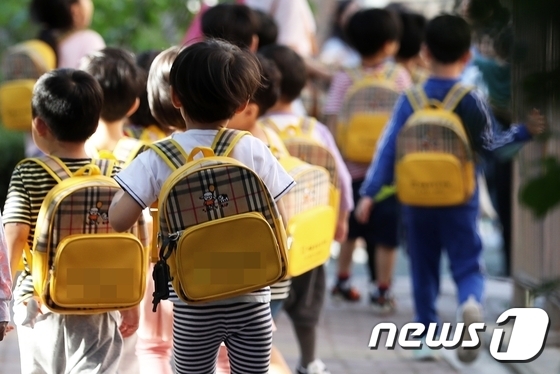 유치원에 등원하는 아이들(자료사진) © 뉴스1