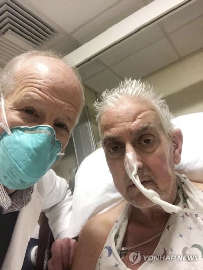 돼지 심장 이식 수술을 받고 회복 중인 57세 남성 데이비드 베넷(오른쪽)이 담당 의사 바틀리 그리피스(왼쪽)와 '셀카'를 찍고 있다. / 사진=연합뉴스
