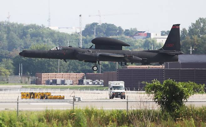 한미 연합훈련 사전연습이 시작된 2021년 8월 10일 오후 경기도 평택시 주한미공군 오산기지에서 고공정찰기 U-2S가 착륙하고 있다. /연합뉴스
