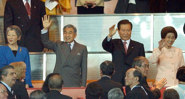 2002년 6월 30일 일본 요코하마 국제경기장에서 아키히토 일왕(왼쪽에서 두번째)과 김대중 대통령(오른쪽에서 두번째) 내외가 2002 월드컵 독일 브라질 결승전 관람에 앞서 손을 들어 인사하고 있다./조선일보DB