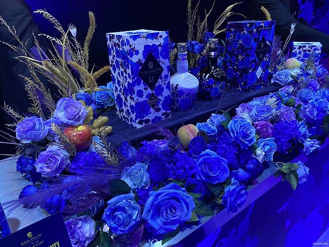 리차드 퀸은 에디션의 디자인을 위해 로얄살루트를 상징하는 블루 로즈와 로얄살루트의 탄생지 스코틀랜드를 상징하는 엉겅퀴를 재해석해 패턴을 고안해 냈다.