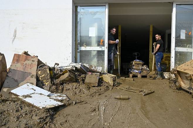 지난해 7월 유럽 전역에서 발생한 홍수로 막대한 피해가 발생했다. 집중강우로 인해 피해를 입은 독일의 한 마을에서 복구작업을 하고 있다. 위키미디어 제공.