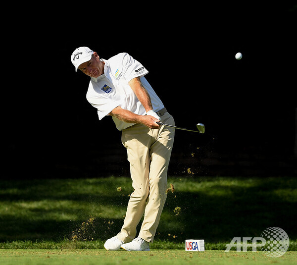 미국프로골프(PGA) 투어와 챔피언스투어에서 활약하는 짐 퓨릭이 골프 스윙하는 모습이다. 사진제공=ⓒAFPBBNews = News1