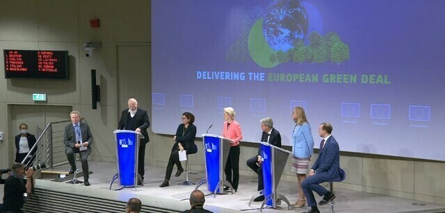 우르줄라 폰데어라이엔 유럽연합(EU) 집행위원장(오른쪽에서 네 번째)이 지난해 7월14일(현지시각) 벨기에 브뤼셀에서 탄소 중립 실천 방안을 담은 ‘피트 포 55’를 발표하고 있다. 브뤼셀/로이터 연합뉴스