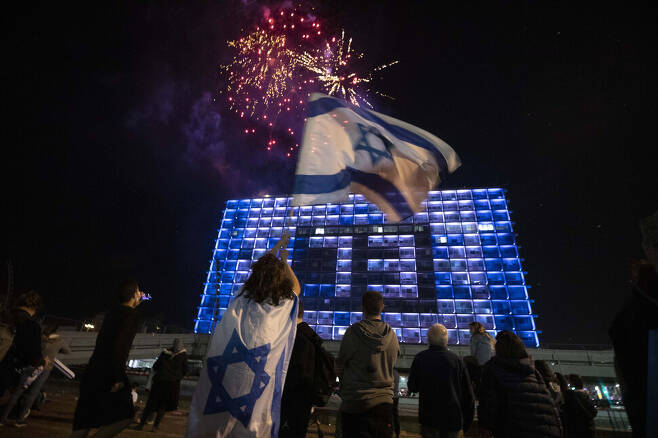 지난해 4월 이스라엘 텔아비브 시민들이 독립 73년을 맞아 폭죽 등으로 기념 축제를 벌이고 있는 모습. 텔아비브/AP 연합뉴스