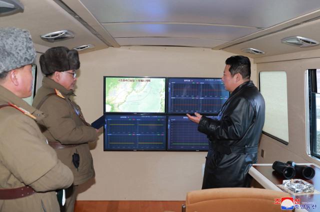 김정은(오른쪽) 북한 국무위원장이 11일 극초음속 미사일 시험발사를 지도하고 있다. 평양=조선중앙통신 연합뉴스