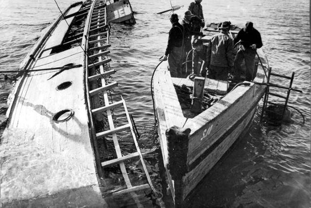인양 중인 한일호 모습. 1967.1.19. 한국일보 자료사진