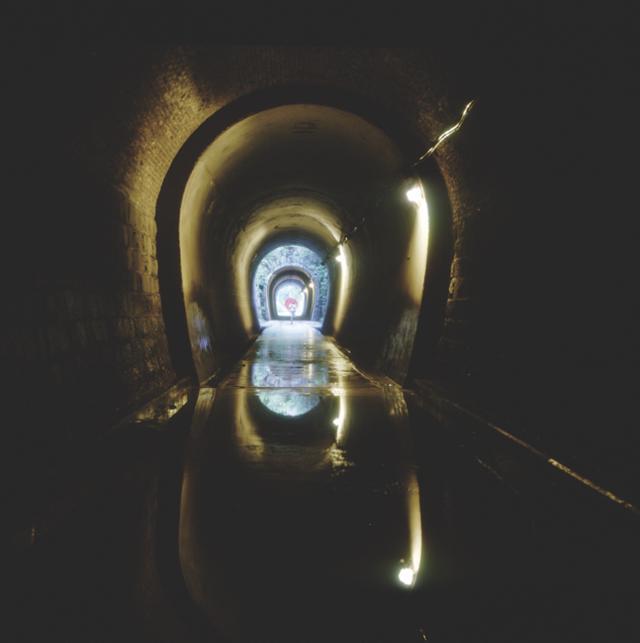 용평터널(백송터널)은 1905년 1월 1일 개통된 경부선 철도터널로 1940년 복선화 사업 이후 일반도로로 이용 중이다. 터널 가운데가 트인 독특한 건축 형태를 갖추고 있으며 정우성 주연, 곽경택 감독의 영화 촬영 장소로도 유명하다. 밀양시청 제공