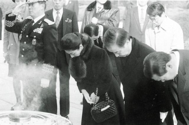 가이후 도시키 전 일본 총리 부부가 1991년 1월 9일 성남 서울공항에 도착, 곧바로 동작동 국립묘지로 가 참배하고 있다. 한국일보 자료사진