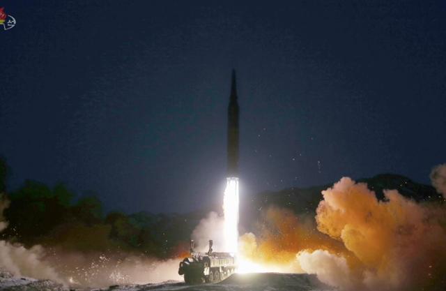 북한 조선중앙TV는 11일 김정은 국무위원장이 극초음속 미사일 시험 발사를 참관했다고 12일 보도했다. 조선중앙TV 캡처 뉴시스