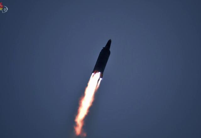 11일 북한이 올 들어 두 번째 극초음속 미사일(자칭)을 발사하고 있다. 조선중앙TV 캡처 뉴시스